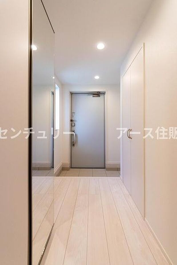 「おかえり」と「いってらっしゃい」を優しく包み込む、明るく広々とした玄関。家族の毎日が、ここから気持ちよく始まります。