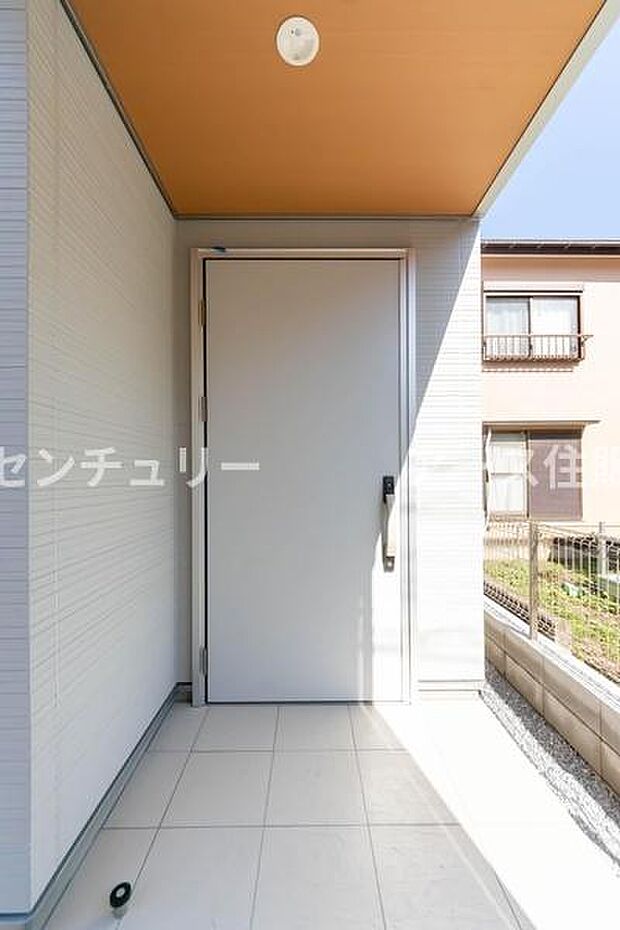 「おかえり」と「いってらっしゃい」を優しく包み込む、明るく広々とした玄関。家族の毎日が、ここから気持ちよく始まります。