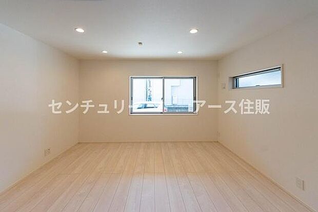 「上質な空間を」開放感と日当たりの良さに恵まれたリビング空間。上質な光は身体だけでなく心も温めてくれる。圧迫感のない空間を是非、ご堪能下さい。