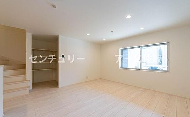 陽光が降り注ぐ、明るく開放的なLDK。家族の笑顔が集まる温かな空間で、お子様の成長を伸び伸びと見守れます。