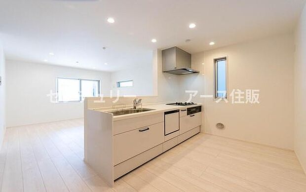 「全体を見渡せる安心感」家族の会話が弾む奥様に人気の高いカウンターキッチン、料理しながらお子様の様子の確認ができ移動しやすい広いキッチンスペースです。