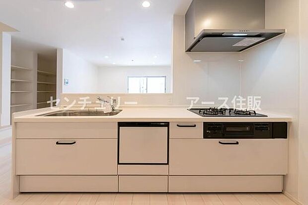 毎日の料理が楽しくなる、機能的で明るいキッチンスペース。ゆとりある動線で、忙しい朝もスムーズに。家族の「おいしい」を育む場所です。