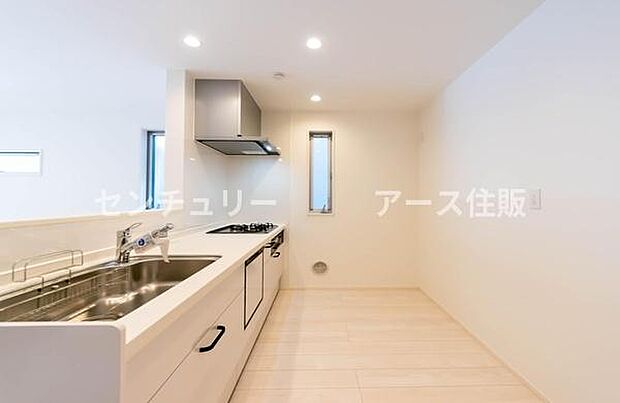 毎日の料理が楽しくなる、機能的で明るいキッチンスペース。ゆとりある動線で、忙しい朝もスムーズに。家族の「おいしい」を育む場所です。