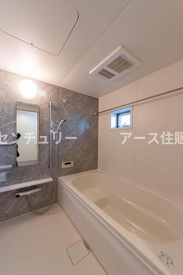 「疲れを癒す空間」広々とした雰囲気の良いバスルーム。お子様と一緒にお風呂に入る楽しみ、思い出の一ページが刻まれる大切な瞬間