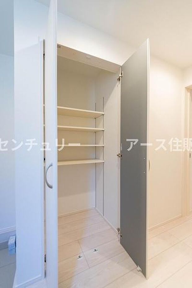 キッチン横に便利な収納