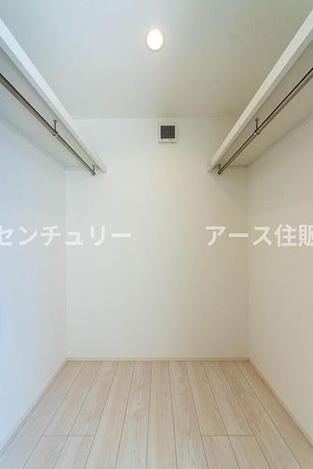 「収納が足りない」なんてもう言わせません。この充実した収納力があれば、お部屋を広く使えて、家族団らんの時間もさらに豊かに。スッキリした暮らしが叶います。