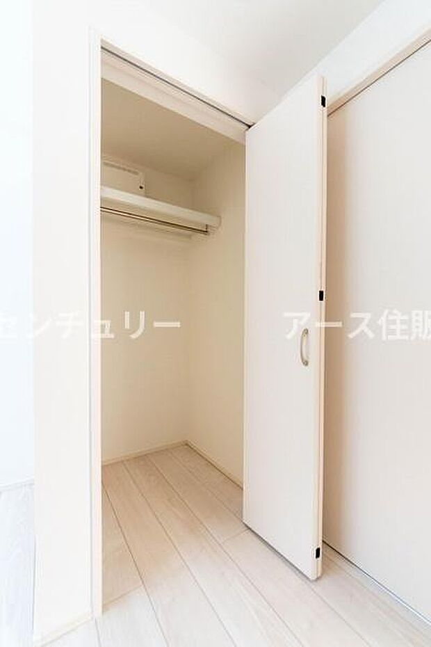 天井まで伸びる収納嬉しい収納力の高いクローゼット付き。天井付近までしっかりと収納ができる使い勝手の良いクローゼット。