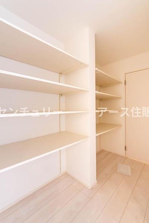 「あると便利なリビング収納」いくらリビングが広くても物が散乱してしまうのは残念・・リビングに大きな収納が有るとリビングも更に広く使い勝手も広がります。