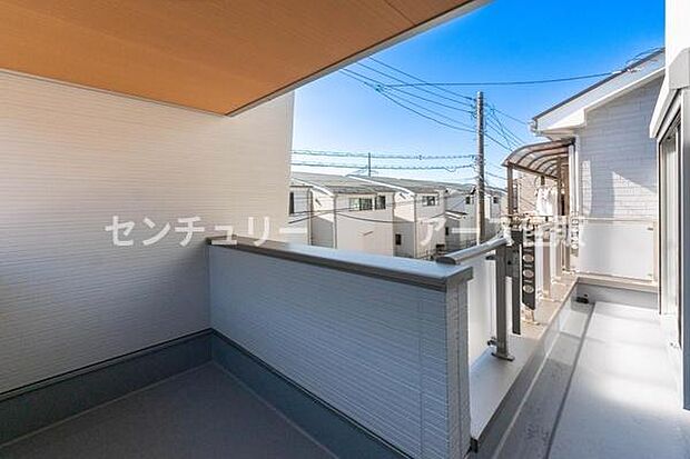 「清々しいバルコニー」広々としたバルコニーは陽当たりはもちろん、解放感や眺望も楽しめます。碧空を満喫し心が透きとおる。癒される心地よい空間。