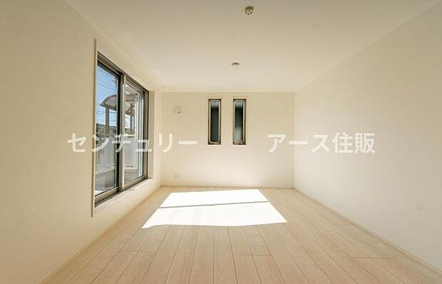 「陽の恵み」　爽やかな陽ざしを感じられる日当たりの良い洋室早起き爽やか、元気な一日に大切な陽の恵み