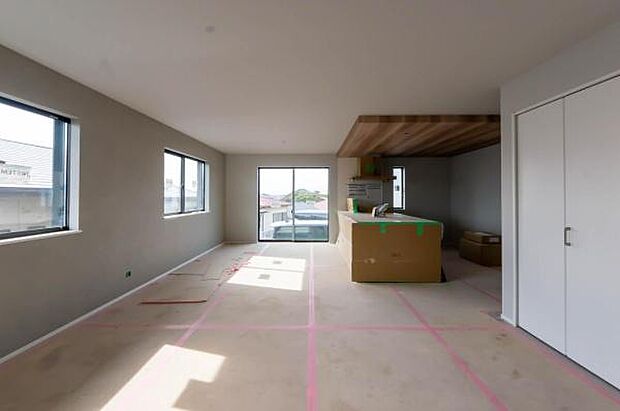 「家族が大好きなリビング」みんなが集まる広いリビング。みんなが大好きなリビングで家族団らん。みんなが集まるからこそ、一層の開放感を手にする素敵な住まい。