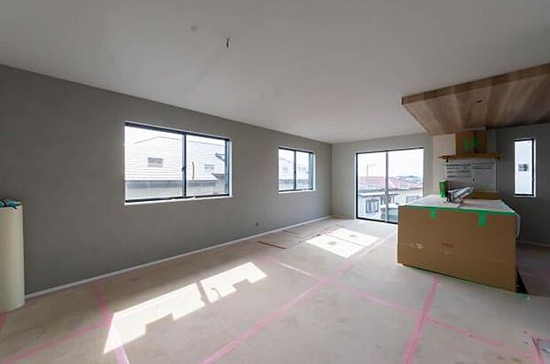 上質な素材感に包まれる、こだわりを凝縮したリビング。大きな窓から光が入り、開放感あふれる日常を演出します。