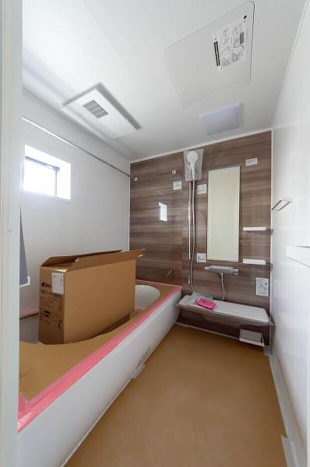 清潔感あふれる爽やかなバスルーム。ゆったりとした浴槽で、毎日の疲れを癒やすリラックスタイムを。