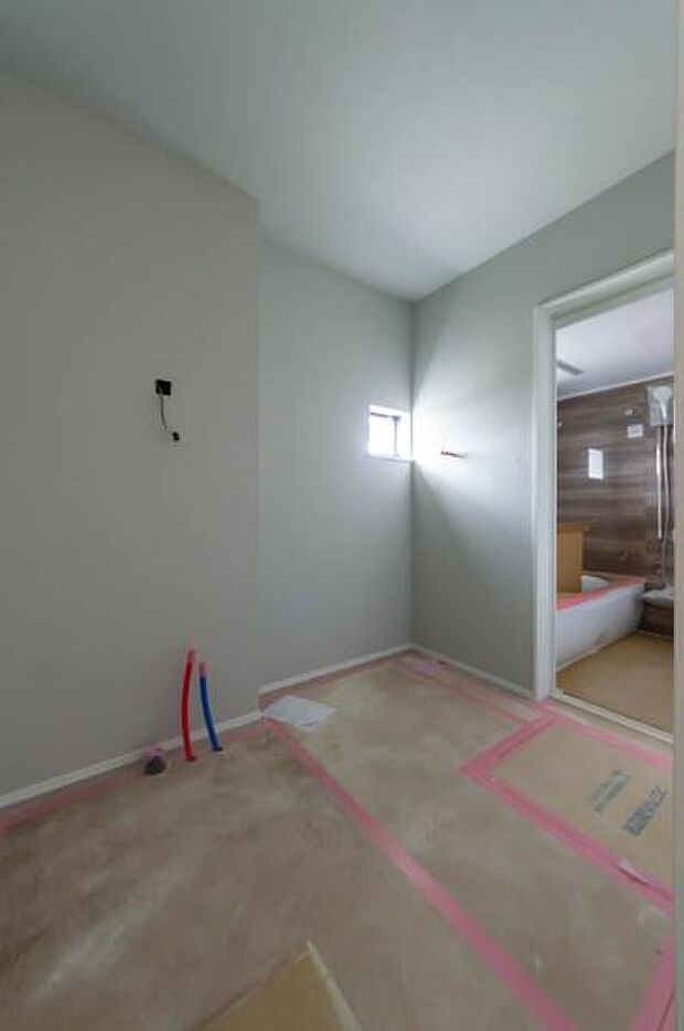 一日の疲れを解き放つ、温もり溢れる癒しの空間。広々とした浴槽と明るい窓が開放感を演出し、親子でゆったりリラックスした時間を過ごせます。