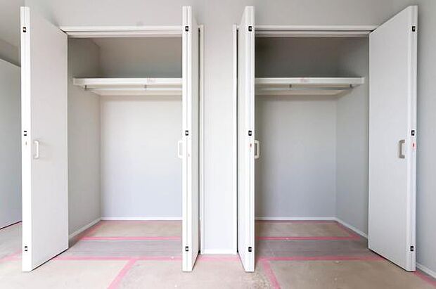 天井まで伸びる収納嬉しい収納力の高いクローゼット付き。天井付近までしっかりと収納ができる使い勝手の良いクローゼット。