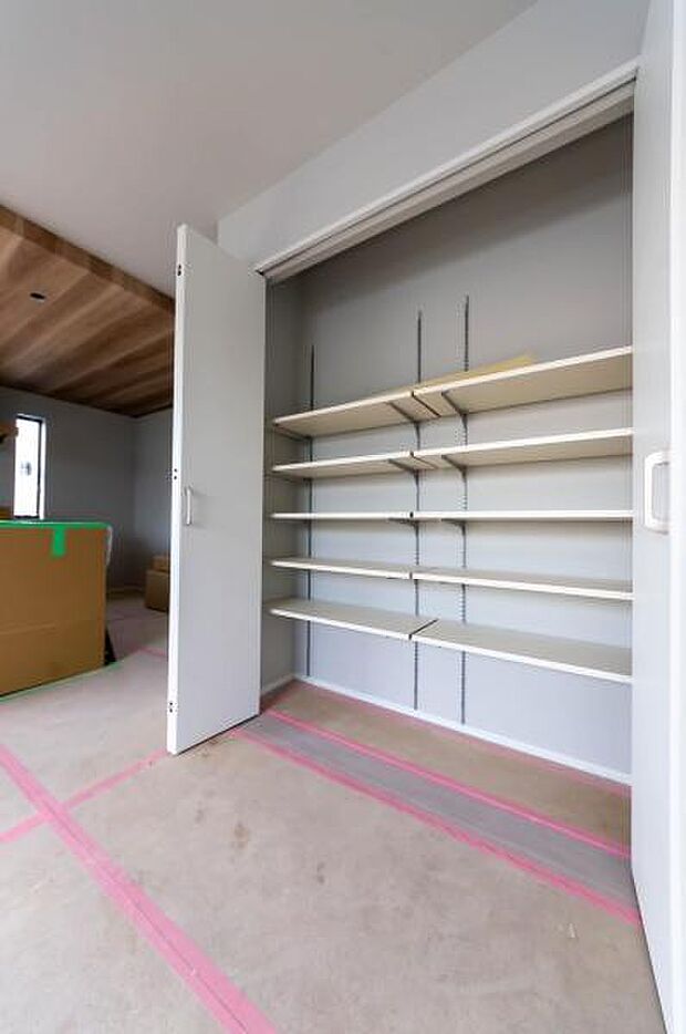 「リビング収納」あると嬉しいリビング収納。お掃除道具などの置き場に便利。