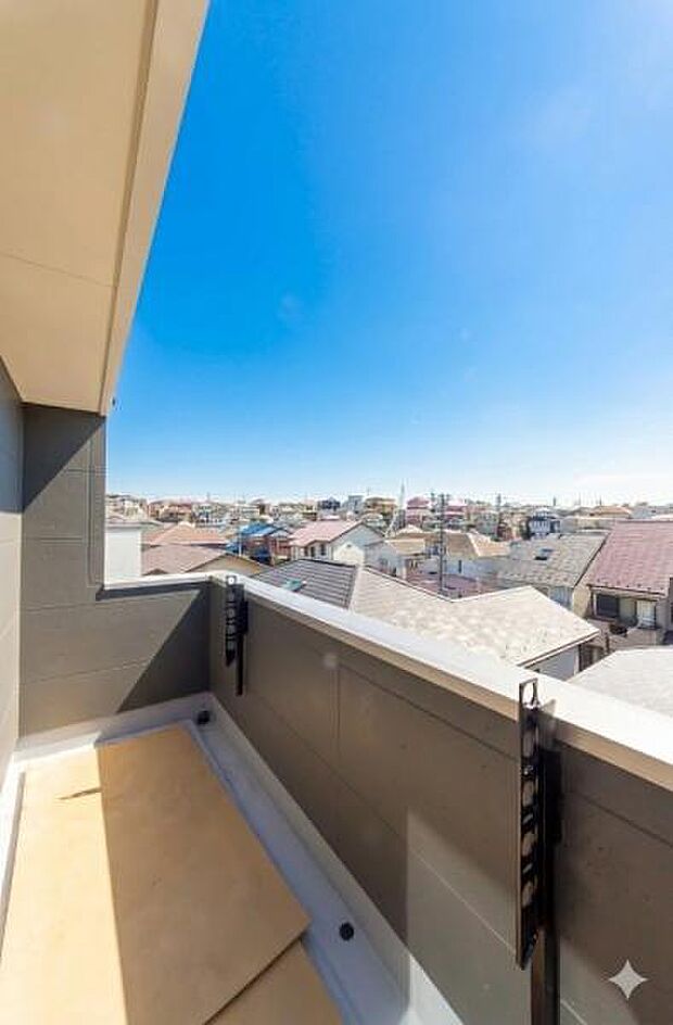 「明るいバルコニー」陽だまりのバルコニーで洗濯物もふかふか。家族の笑顔が広がる、心地よい暮らしが待っています。