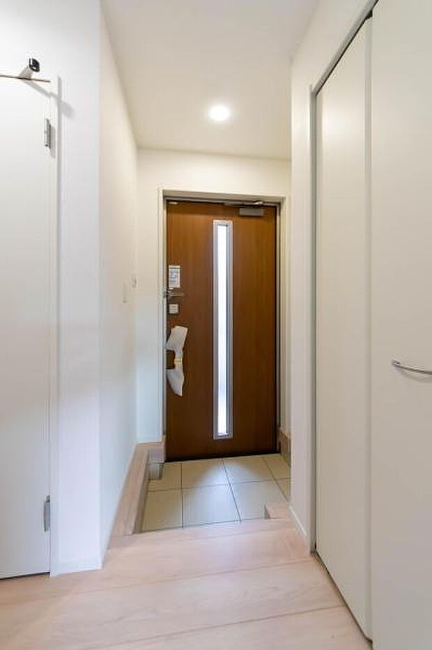 「おかえり」と「いってらっしゃい」を優しく包み込む、明るく広々とした玄関。家族の毎日が、ここから気持ちよく始まります。