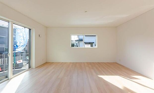 「明るく素敵な空間に」心地よい風が通り抜ける開放的なLDK。明るく清潔感あふれる空間で、心地よい毎日をお過ごしください。