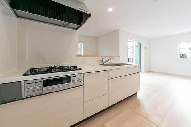 「全体を見渡せる安心感」家族の会話が弾む奥様に人気の高いカウンターキッチン、料理しながらお子様の様子の確認ができ移動しやすい広いキッチンスペースです。