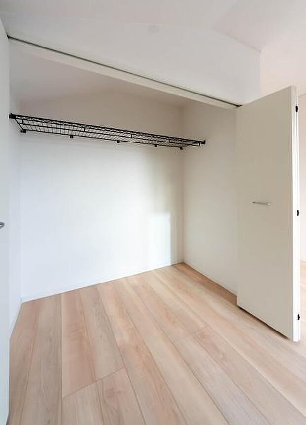 天井まで伸びる収納嬉しい収納力の高いクローゼット付き。天井付近までしっかりと収納ができる使い勝手の良いクローゼット。