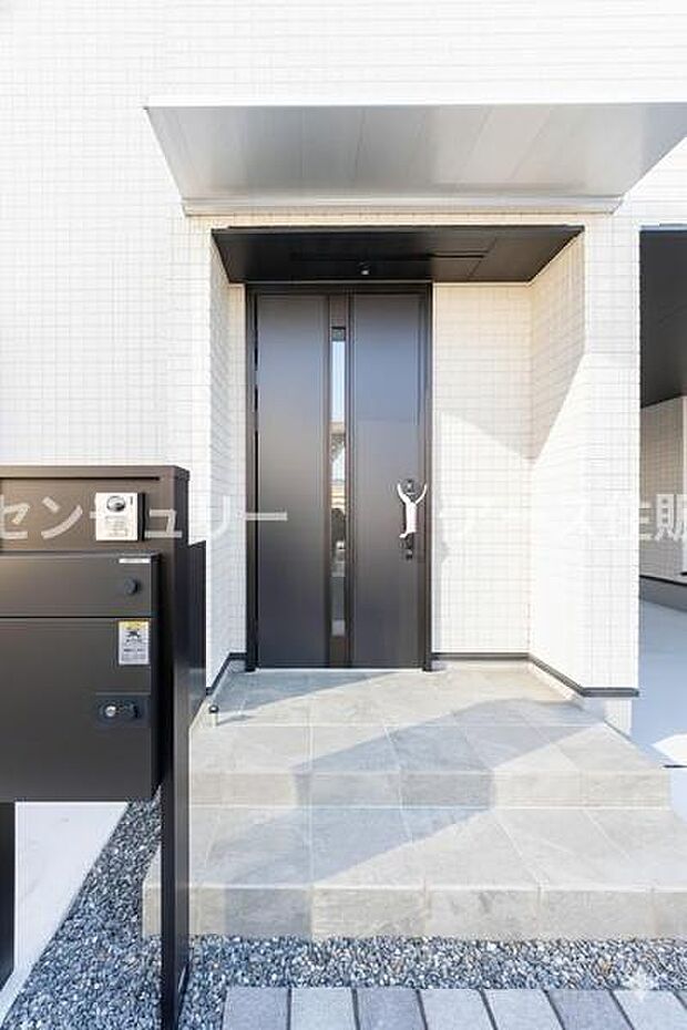 「おかえり」と「いってらっしゃい」を優しく包み込む、明るく広々とした玄関。家族の毎日が、ここから気持ちよく始まります。