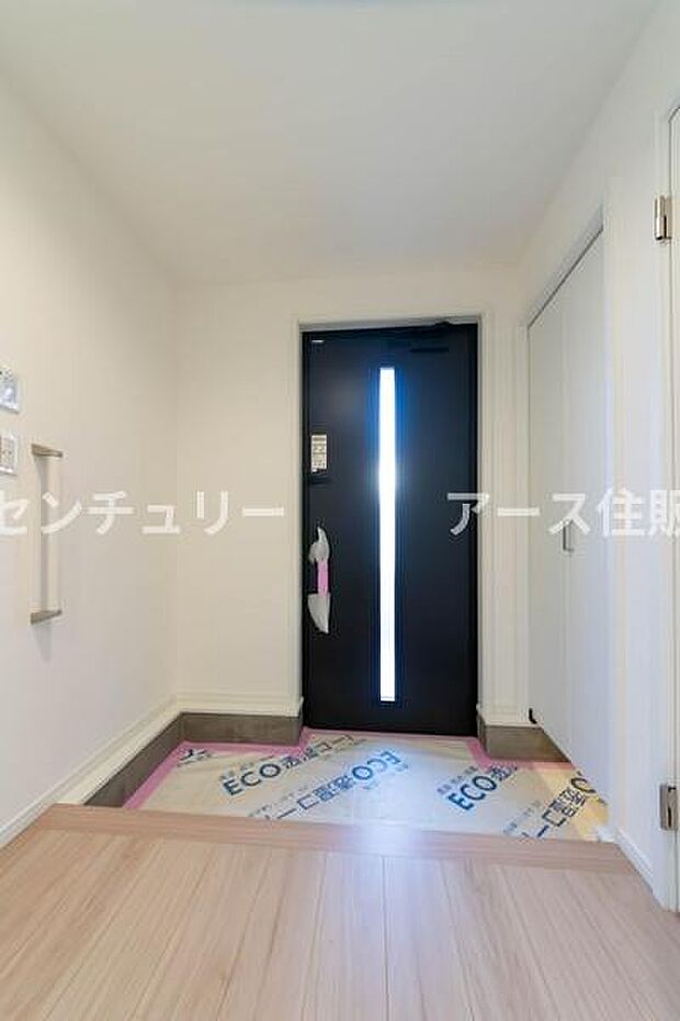 「おかえり」と「いってらっしゃい」を優しく包み込む、明るく広々とした玄関。家族の毎日が、ここから気持ちよく始まります。