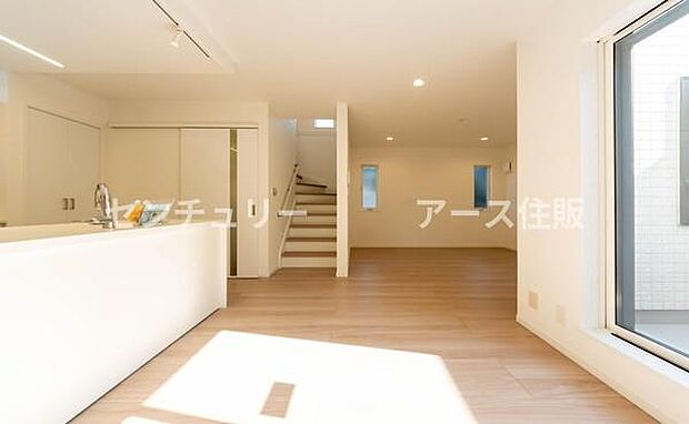 「上質な空間を」開放感と日当たりの良さに恵まれたリビング空間。上質な光は身体だけでなく心も温めてくれる。圧迫感のない空間を是非、ご堪能下さい。