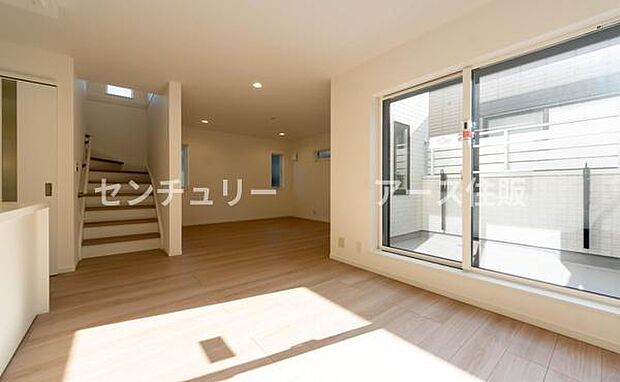 「家族が大好きなリビング」みんなが集まる広いリビング。みんなが大好きなリビングで家族団らん。みんなが集まるからこそ、一層の開放感を手にする素敵な住まい。