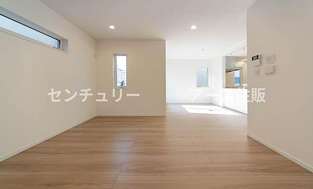 「家族が大好きなリビング」みんなが集まる広いリビング。みんなが大好きなリビングで家族団らん。みんなが集まるからこそ、一層の開放感を手にする素敵な住まい。