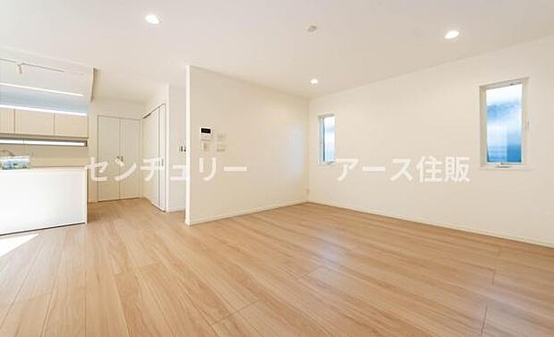 「上質な空間を」開放感と日当たりの良さに恵まれたリビング空間。上質な光は身体だけでなく心も温めてくれる。圧迫感のない空間を是非、ご堪能下さい。