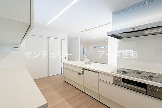 「全体を見渡せる安心感」家族の会話が弾む奥様に人気の高いカウンターキッチン、料理しながらお子様の様子の確認ができ移動しやすい広いキッチンスペースです。