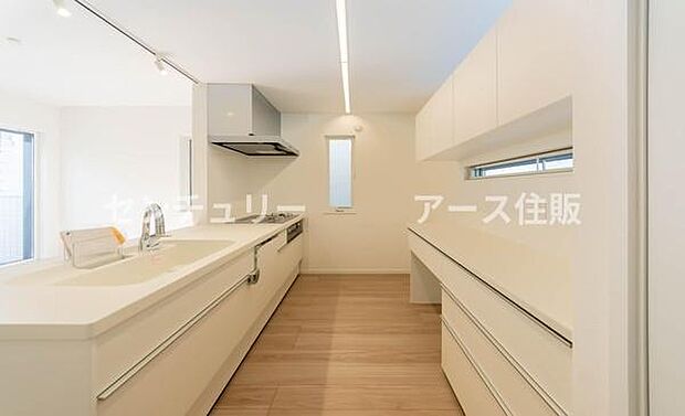 「全体を見渡せる安心感」家族の会話が弾む奥様に人気の高いカウンターキッチン、料理しながらお子様の様子の確認ができ移動しやすい広いキッチンスペースです。