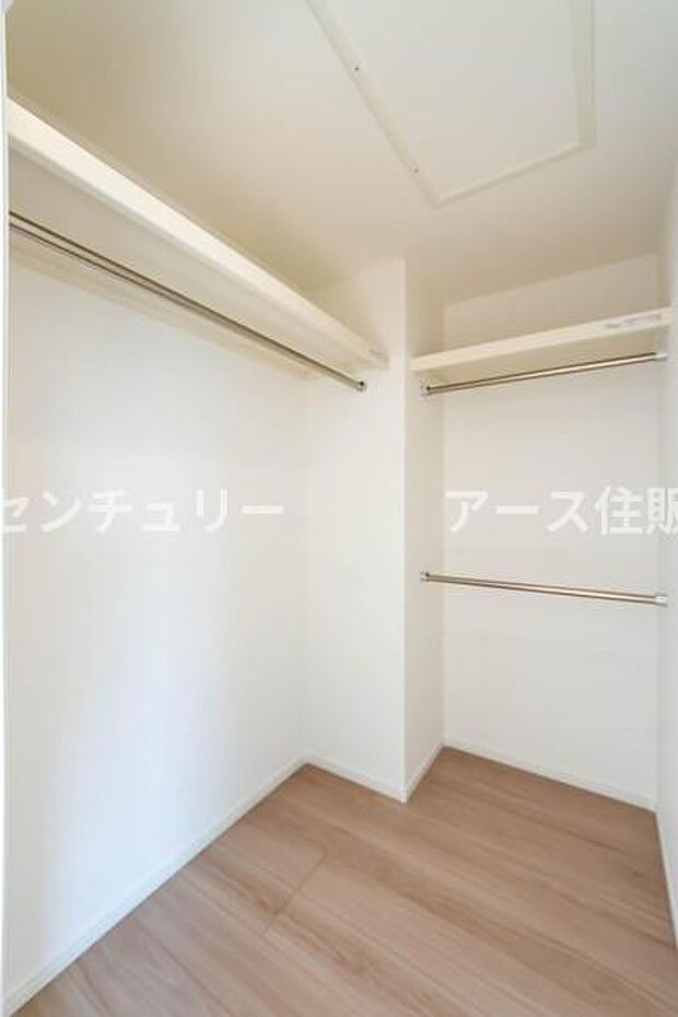 「主寝室ウォークインクローゼット収納」大きく収納量豊富なクローゼット。奥行も納得サイズのクローゼット。