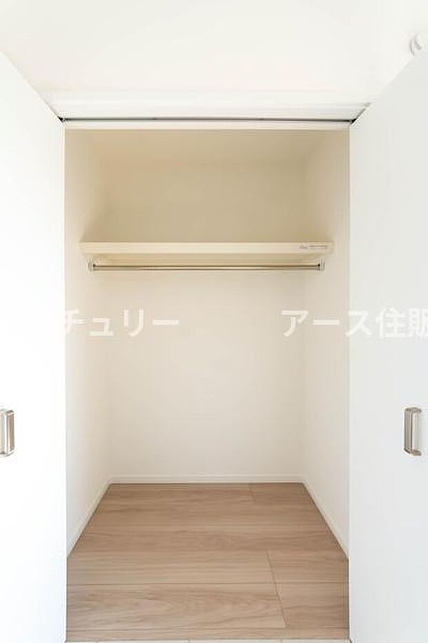 「クローゼット収納」大きく収納量豊富なクローゼット。奥行も納得サイズのクローゼット。