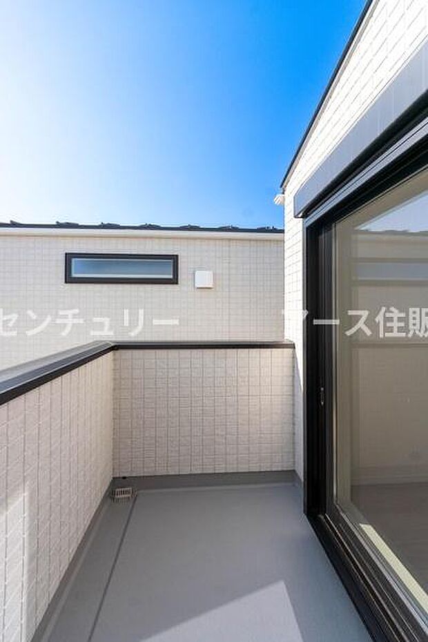 「清々しいバルコニー」広々としたバルコニーは陽当たりはもちろん、解放感や眺望も楽しめます。碧空を満喫し心が透きとおる。癒される心地よい空間。