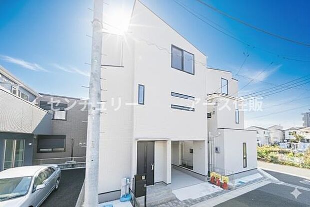 「マイホームの喜びを感じる」スタイリッシュなデザインに心満たされる。憧れのマイホームに相応しい美しく映える外観です。日当たりが良く開放感も魅力です。