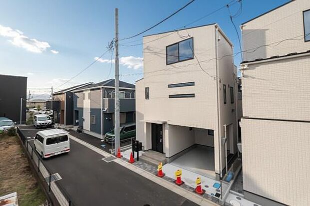 「マイホームの喜びを感じる」スタイリッシュなデザインに心満たされる。憧れのマイホームに相応しい美しく映える外観です。日当たりが良く開放感も魅力です。