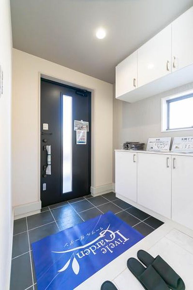 「おかえり」と「いってらっしゃい」を優しく包み込む、明るく広々とした玄関。家族の毎日が、ここから気持ちよく始まります。