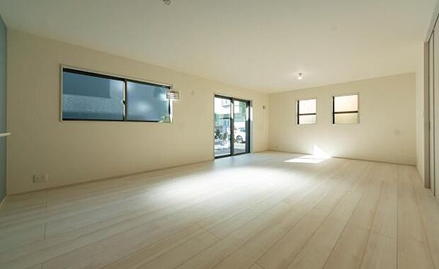 「家族が大好きなリビング」みんなが集まる広いリビング。みんなが大好きなリビングで家族団らん。みんなが集まるからこそ、一層の開放感を手にする素敵な住まい。