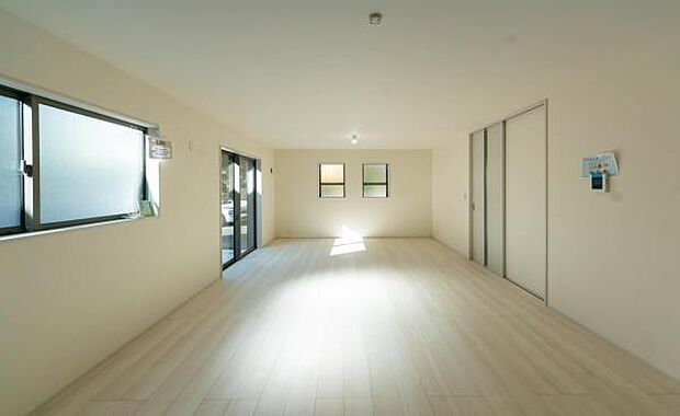 ワイドな窓から陽光がたっぷり入り、朝から家族の笑顔が輝くリビング。明るい空間がお子様の健やかな成長を優しく、温かく見守ります。