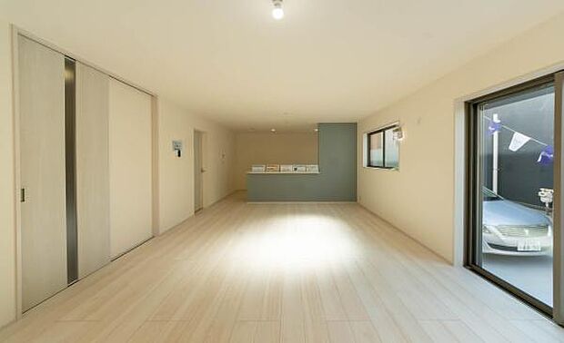 「家族が大好きなリビング」みんなが集まる広いリビング。みんなが大好きなリビングで家族団らん。みんなが集まるからこそ、一層の開放感を手にする素敵な住まい。