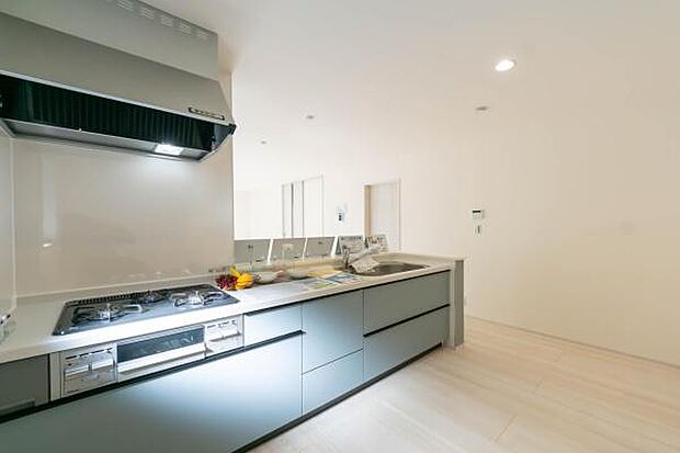 「広々ワイドサイズなシステムキッチン」せっかくのお料理空間。毎日の事だから広々システムキッチン。