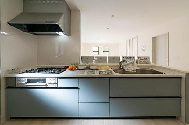 「全体を見渡せる安心感」家族の会話が弾む奥様に人気の高いカウンターキッチン、料理しながらお子様の様子の確認ができ移動しやすい広いキッチンスペースです。