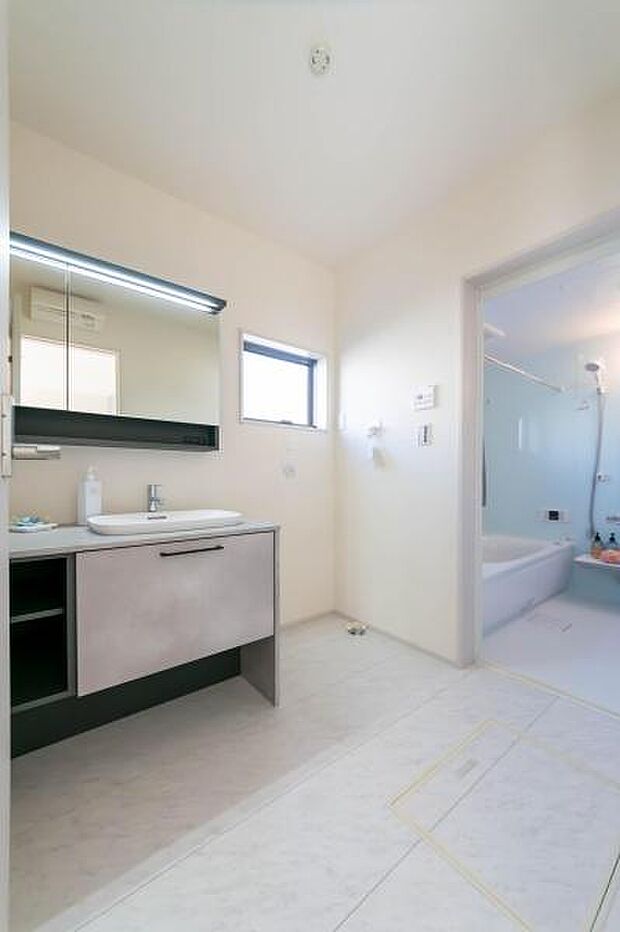 ワイドな洗面台で、忙しい朝も家族並んでスムーズに。洗練されたデザインが、一日の始まりを心地よく前向きに整えてくれます。