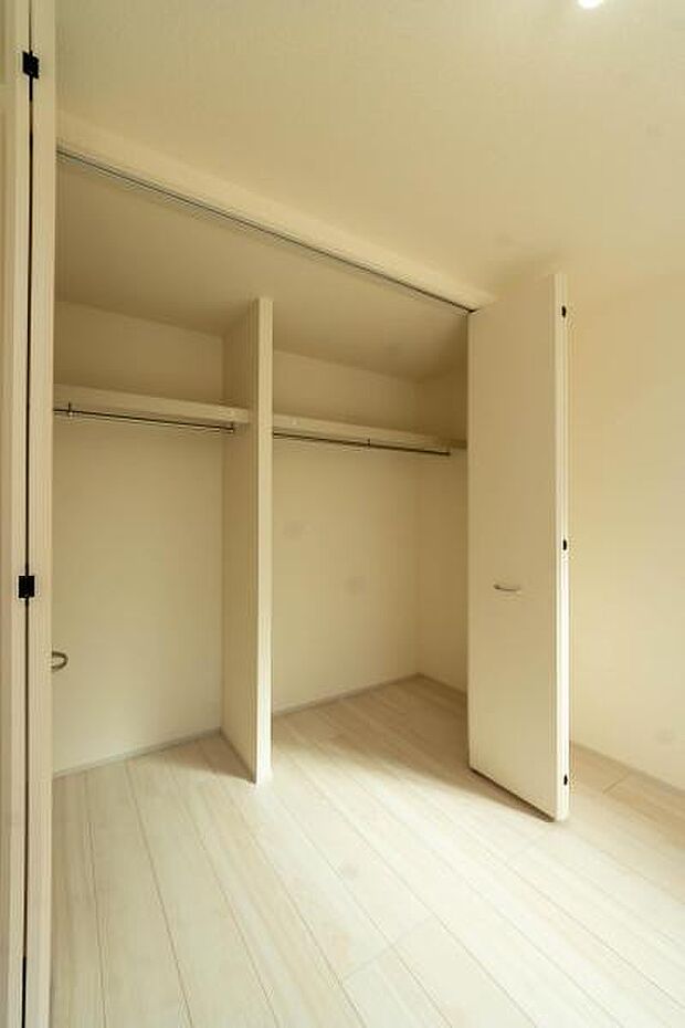 天井まで伸びる収納嬉しい収納力の高いクローゼット付き。天井付近までしっかりと収納ができる使い勝手の良いクローゼット。