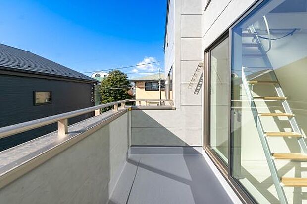 「清々しいバルコニー」広々としたバルコニーは陽当たりはもちろん、解放感や眺望も楽しめます。碧空を満喫し心が透きとおる。癒される心地よい空間。