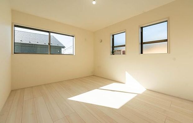 「陽の恵み」　爽やかな陽ざしを感じられる日当たりの良い洋室早起き爽やか、元気な一日に大切な陽の恵み