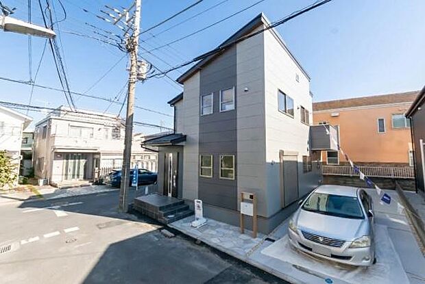 スタイリッシュな外観。暮らしやすさを追求した設計と、心地よい光が差し込む新築戸建です。