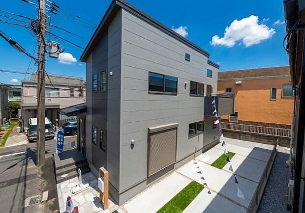 スタイリッシュな外観。暮らしやすさを追求した設計と、心地よい光が差し込む新築戸建です。